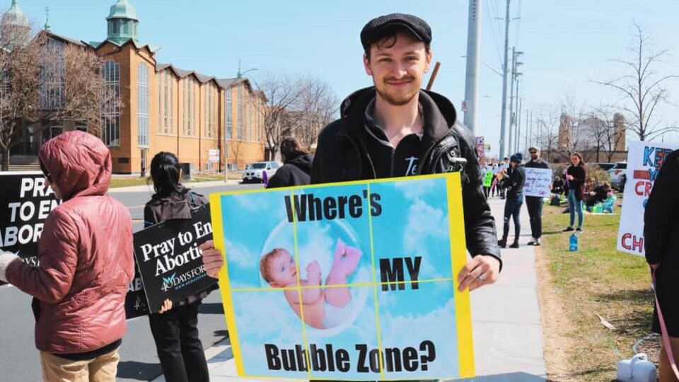 Un manifestant pro-vie non loin d'une clinique d'avortement à Windsor, en Ontario.