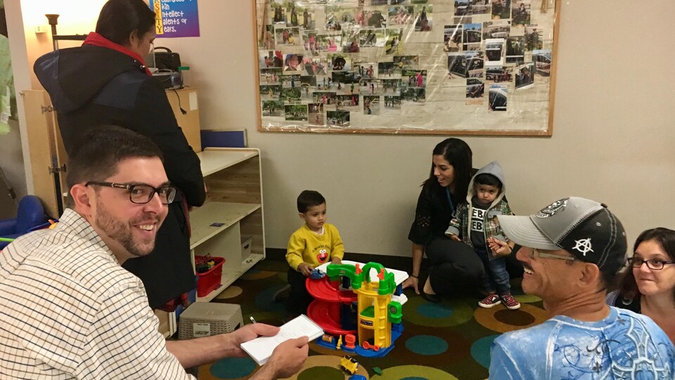 Un groupe de personnes assis par terre dans un centre éducatif
