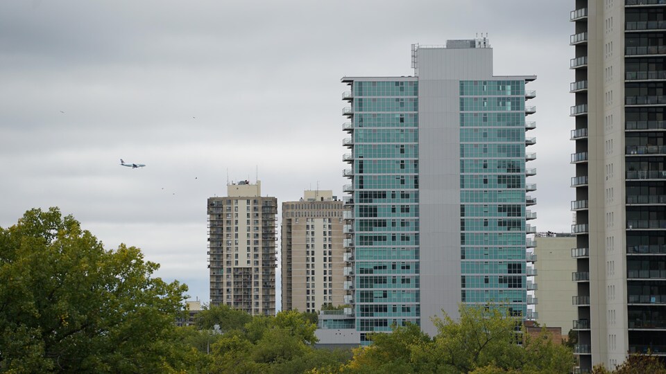 Vue sur des tours d'habitation de Winnipeg.