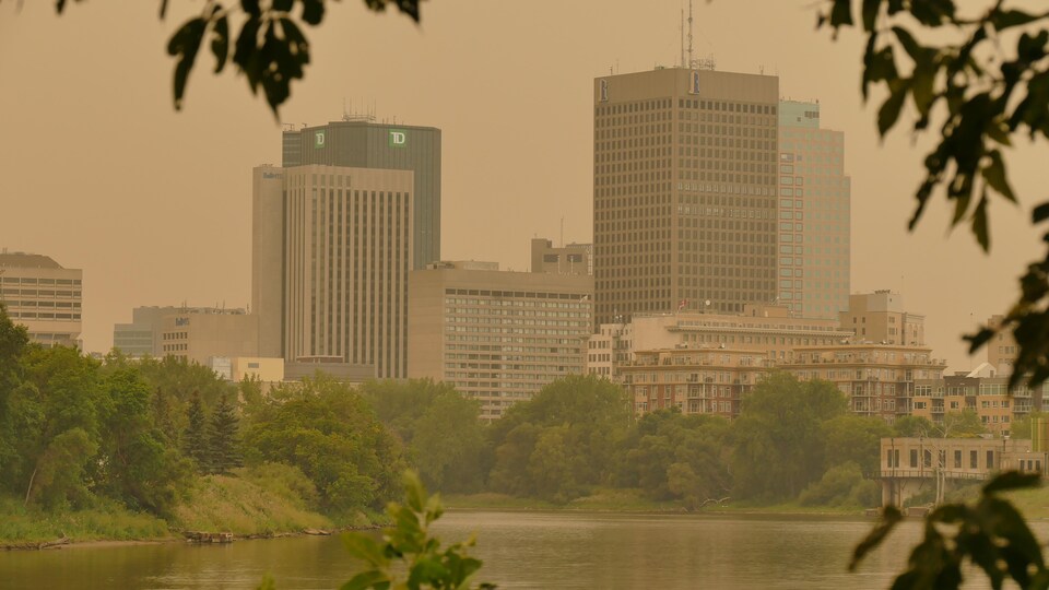 Le centre-ville de Winnipeg dans un ciel enfumée.
