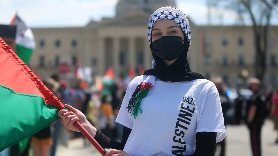 Des Tensions Entre Manifestants Pro Israeliens Et Pro Palestiniens A Winnipeg Radio Canada Ca
