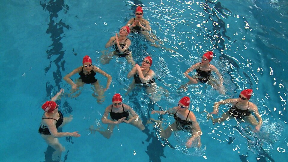 Entraînement du club de nage synchronisée, Winnipeg synchro à la piscine Cindy Klassen.