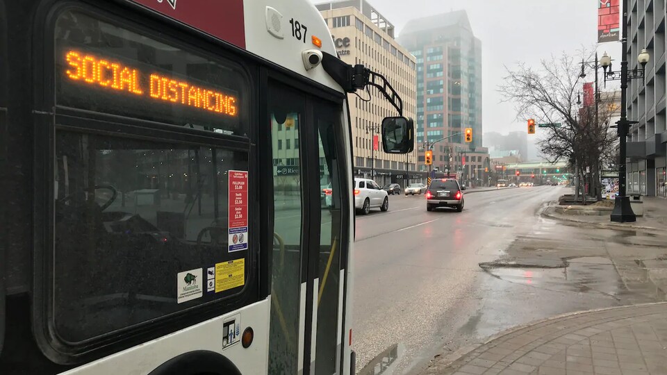 Un bus de Winnipeg Transit affiche un message promouvant le respect de la distance sociale.