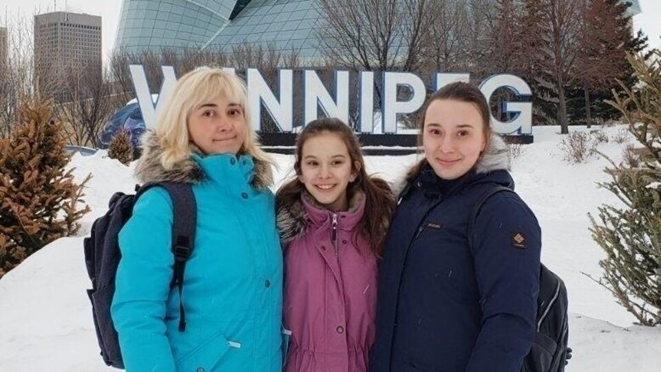 Les trois femmes posent ensemble devant le Musée canadien pour les droits de la personne. 