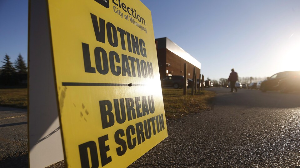 Un panneau indique l'emplacement d'un bureau de vote.