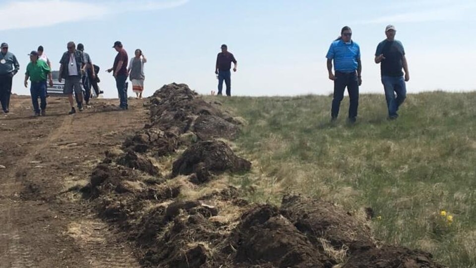 Un groupe d’autochtones visite le terrain où la route sera construite.