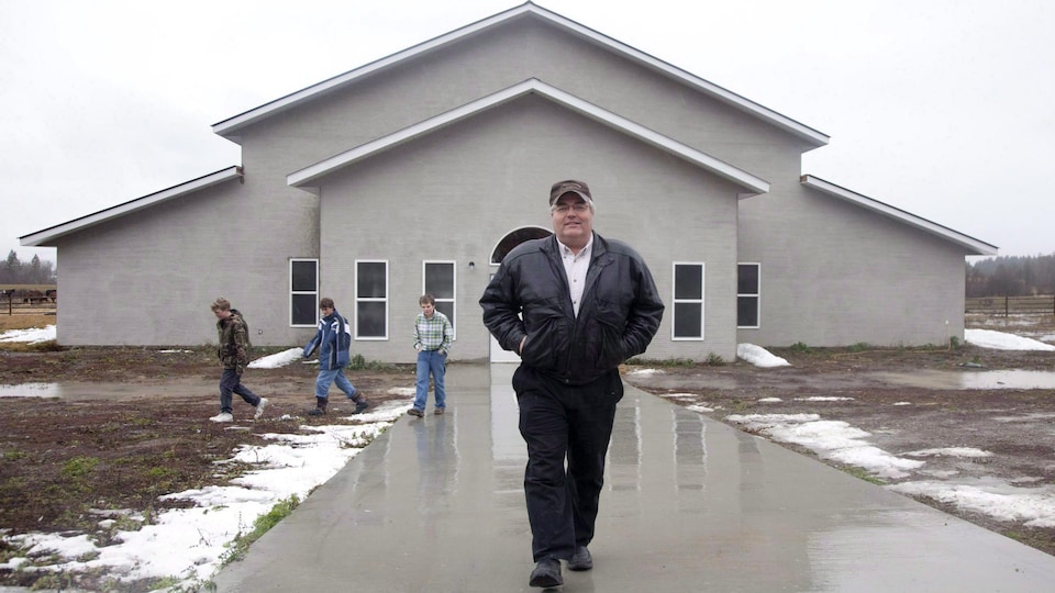 Winston Blackmore à l'extérieur d'un centre communautaire dans la communauté isolée de Bountiful dans le sud-est de la Colombie-Britannique le 23 novembre 2011.
