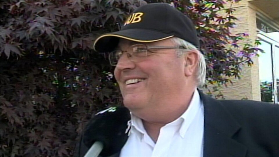 Winston Blackmore répond aux questions des journalistes après sa comparution en Cour provinciale le 9 octobre 2014.