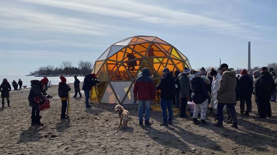 Une installation en forme de dôme sur la plage Woodbine.
