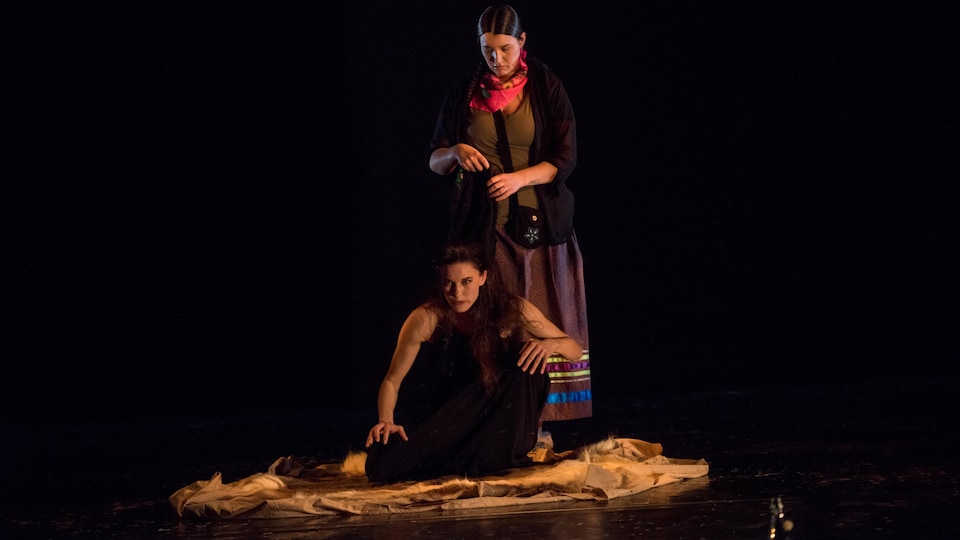 Olivia Davies et Melissa Frost sur scène.