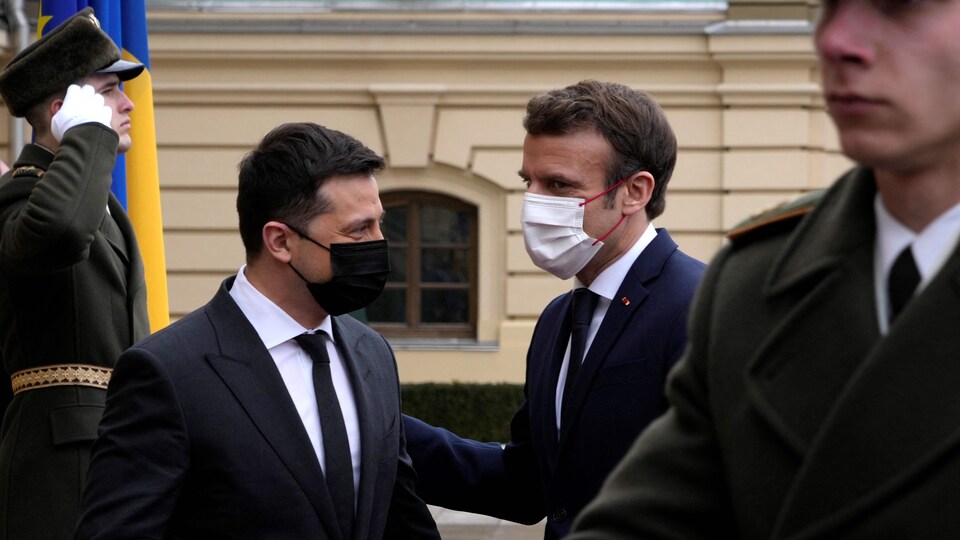 M. Zelensky accueille M. Macron qui sort de sa voiture présidentielle.