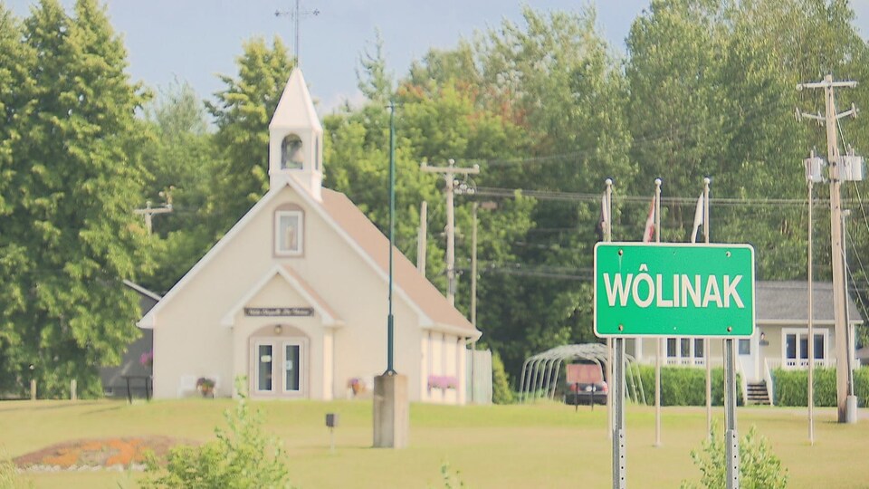 Une pancarte routière indique que l'on se trouve à Wôlinak