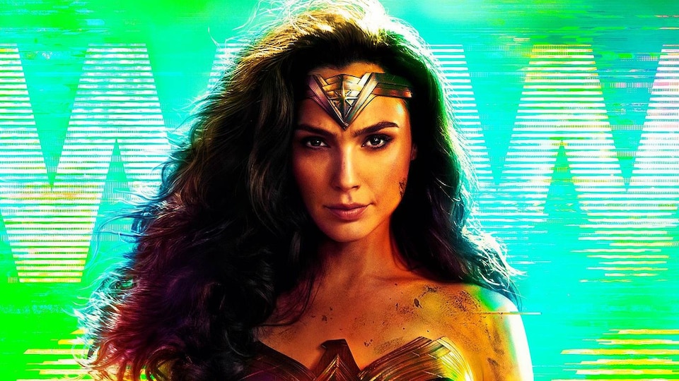 Une femme porte le costume de la superhéroïne Wonder Woman, sur fond multicolore. 