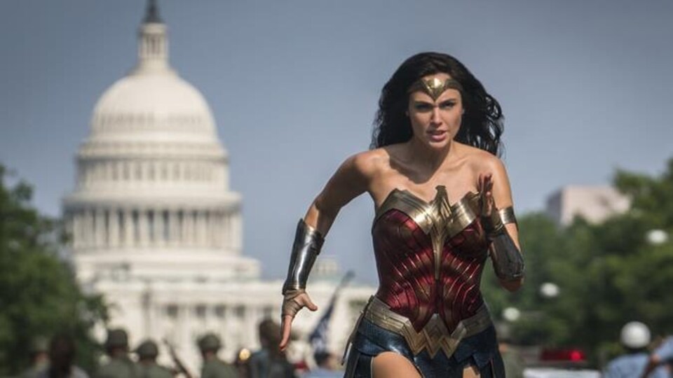 Une femme avec un corset court devant le capitol.