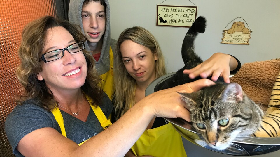 La famille Woychuk en compagnie d'un chat à la Winnipeg Huamne Society