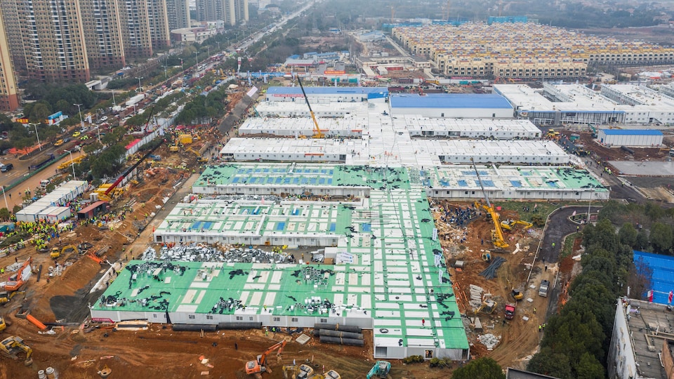 Vue aérienne d'un hôpital en construction.