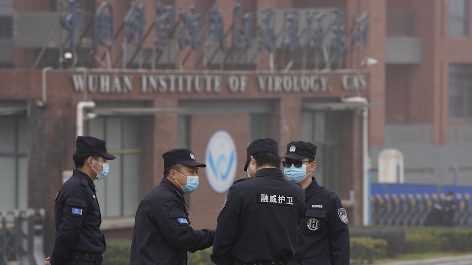Des agents surveillent l'entrée de l'institut de virologie de Wuhan, en Chine.