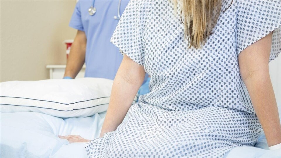 Une femme attend de passer une analyse cytologique.