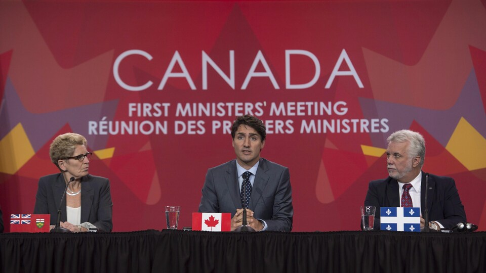 La première ministre  de l’Ontario, Kathleen Wynne, le premier ministre du Canada, Justin Trudeau, et le premier ministre du Québec, Philippe Couillard