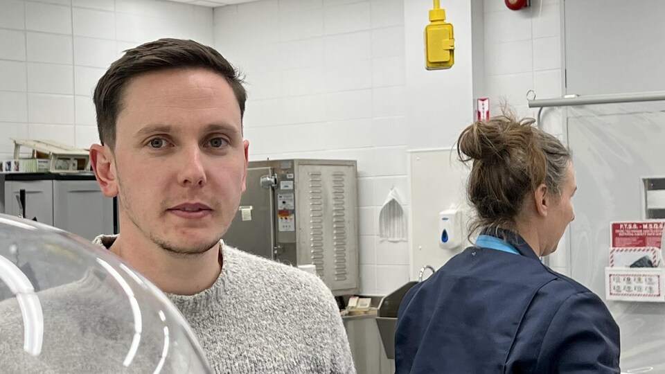 Le chercheur Xavier Bordeleau dans un des laboratoires de l'Institut Maurice-Lamontagne.