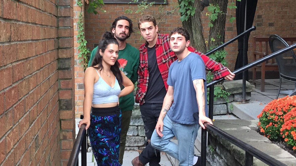 Le réalisateur Xavier Dolan (en bas à droite) accompagné des acteurs du film « Matthias et Maxime (de gauche à droite) : Catherine Brunet, Gabriel D’Almeida Freitas et Antoine Pilon