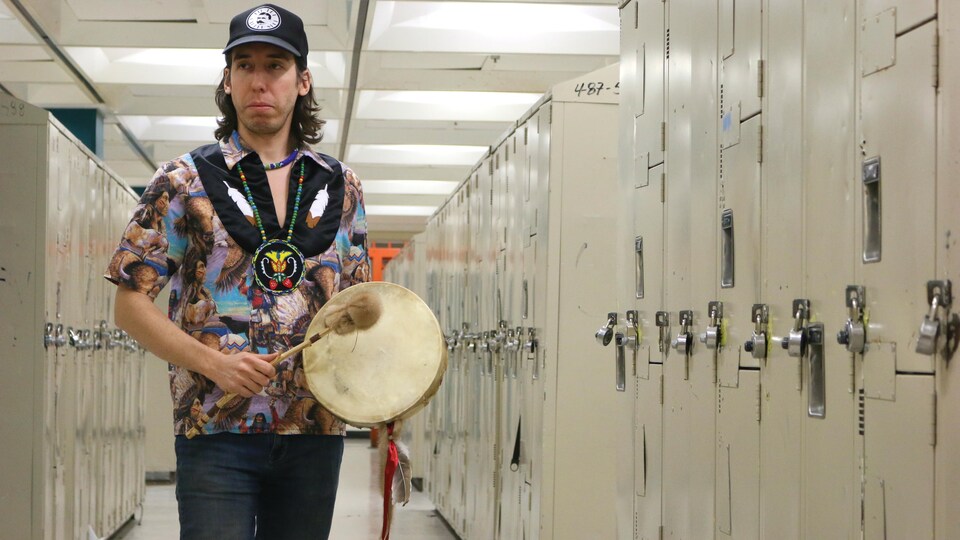 Xavier Watso tient un tambour dans les vestiaires d'une école secondaire de Montréal.