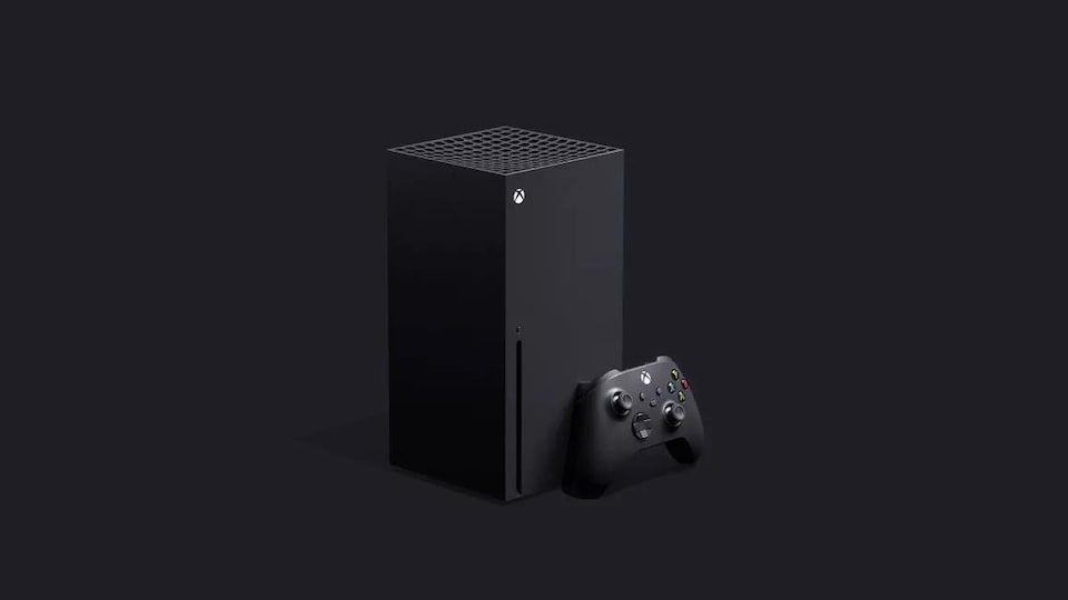 La console Xbox Series X, une grande tour rectangulaire, à côté de sa manette. 