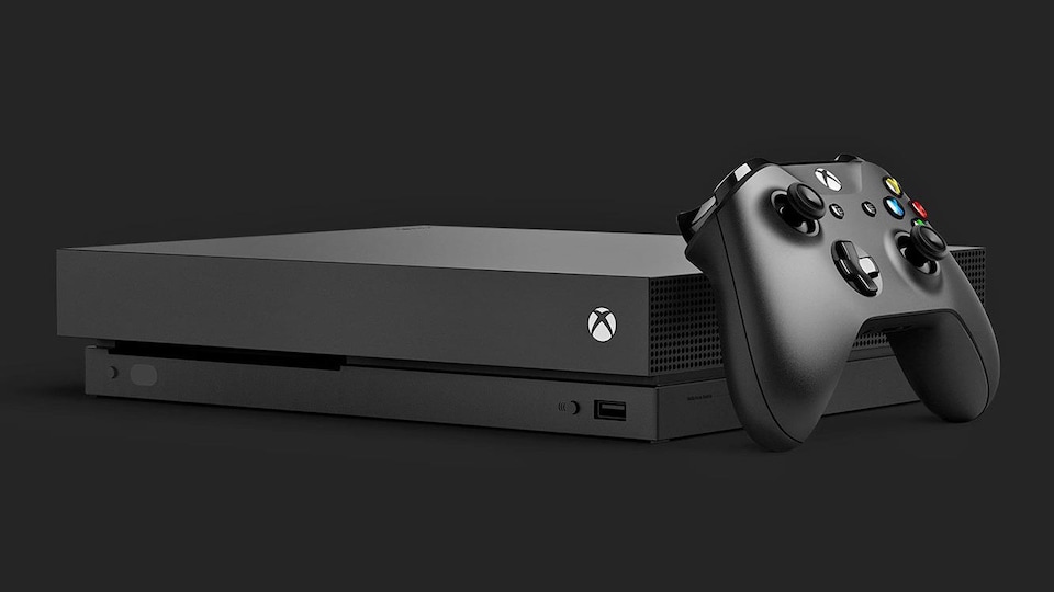 Une machine noire arborant le symbole de Xbox, et une manette de jeu vidéo sur le côté.