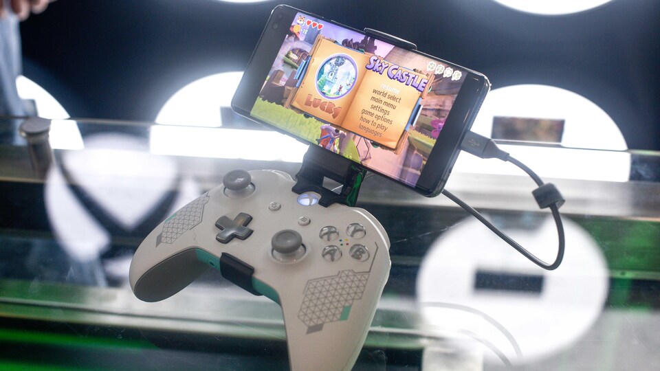 Une manette Xbox attachée à un téléphone mobile.