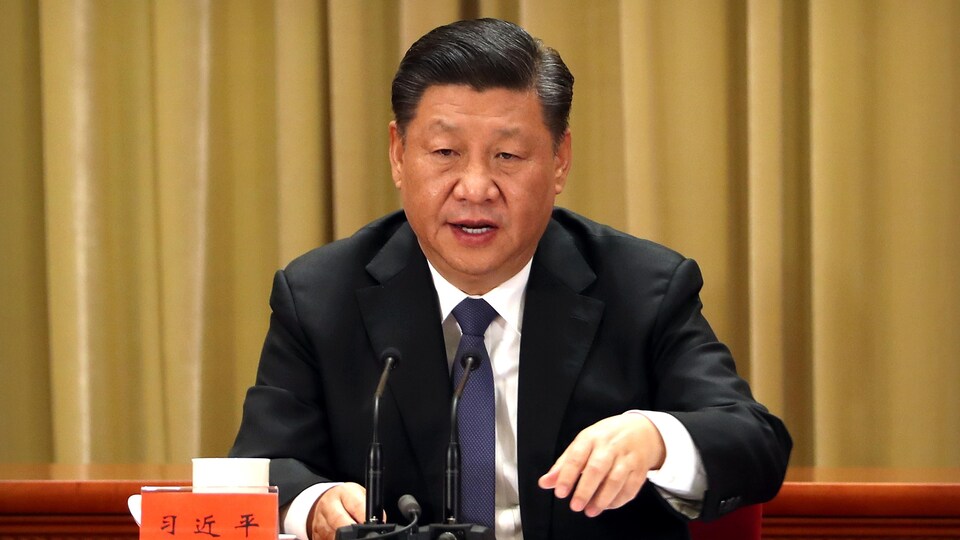 Xi Jinping, devant deux micros.