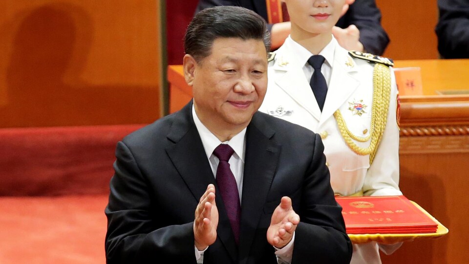 Le président chinois applaudit.