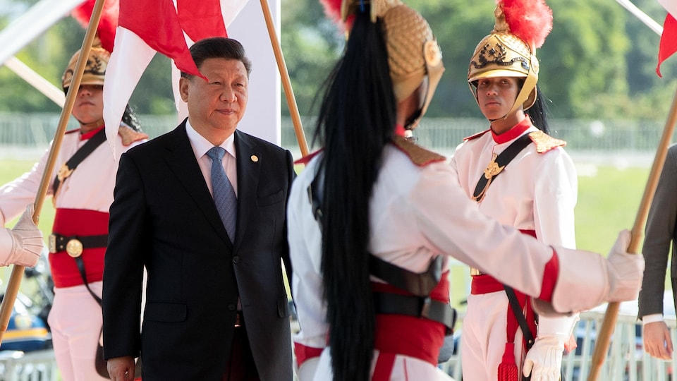 Le président Xi marche au milieu d'une garde d'honneur. 