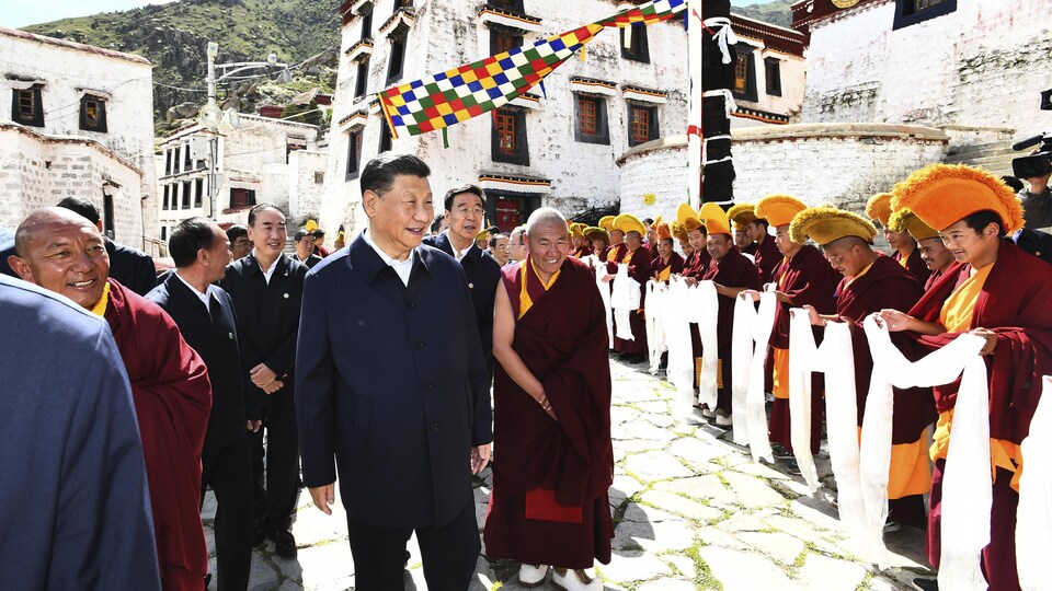 Le président chinois Xi Jinping avec des moines tibétains