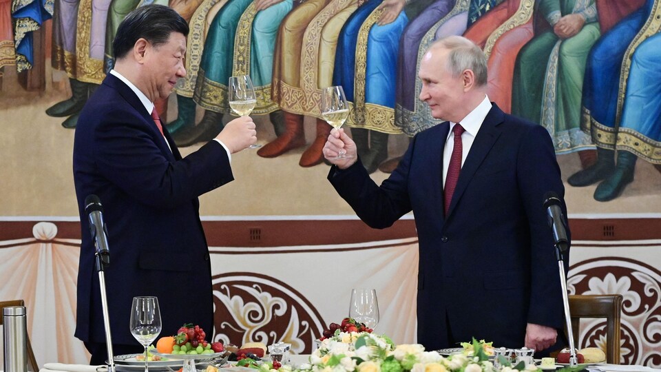 Xi Jinping et Vladimir Poutine lèvent leur verre face à face.