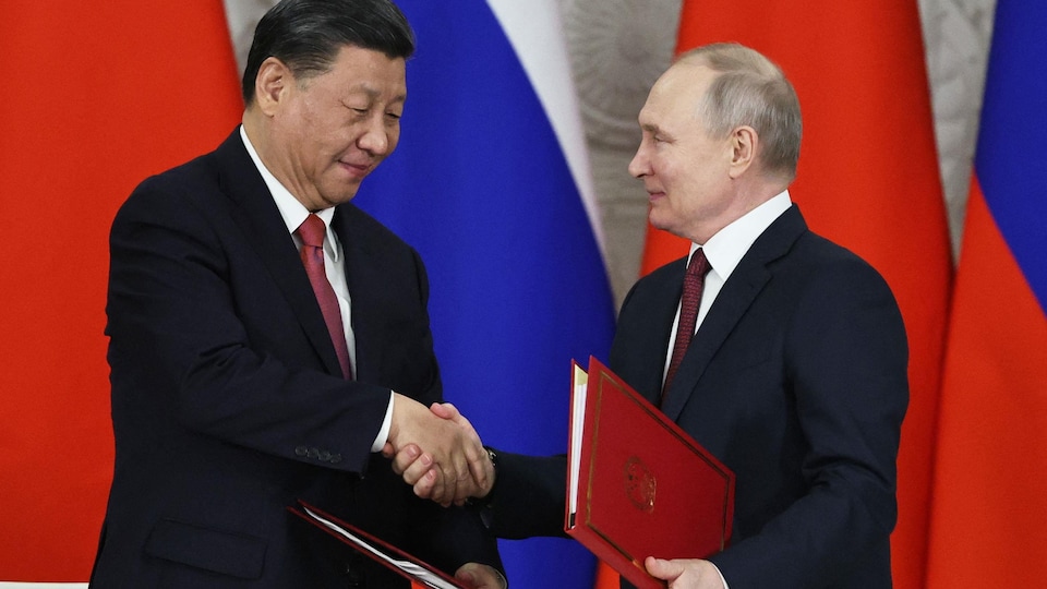 Le président russe Vladimir Poutine et le président chinois Xi Jinping se serrent la main lors d'une cérémonie de signature à la suite de leurs entretiens au Kremlin à Moscou, le 21 mars 2023.