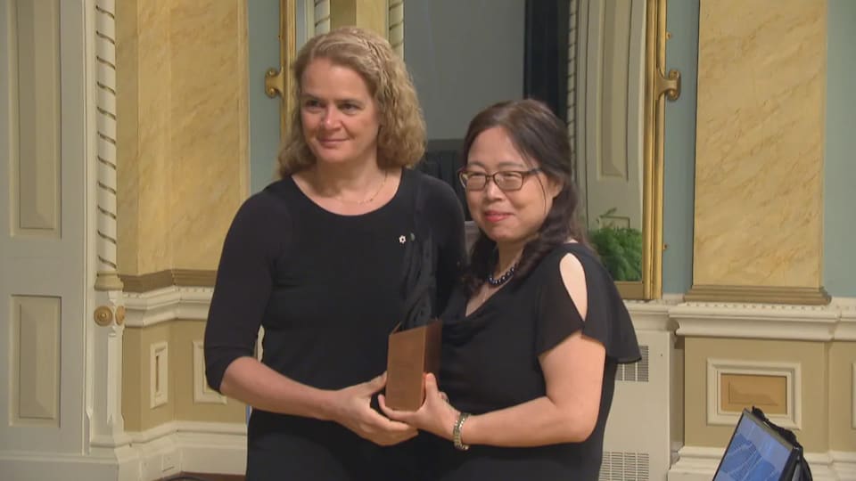 Xiangguo Qiu et Julie Payette posent devant les photographes lors de la remise du prix.