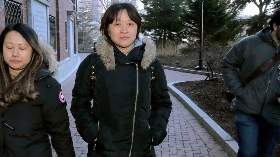 Xiaoning Sui marche à l'extérieur.