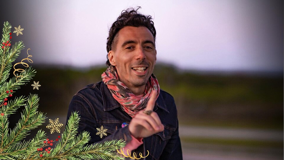 Un homme, dehors, levant le doigt.