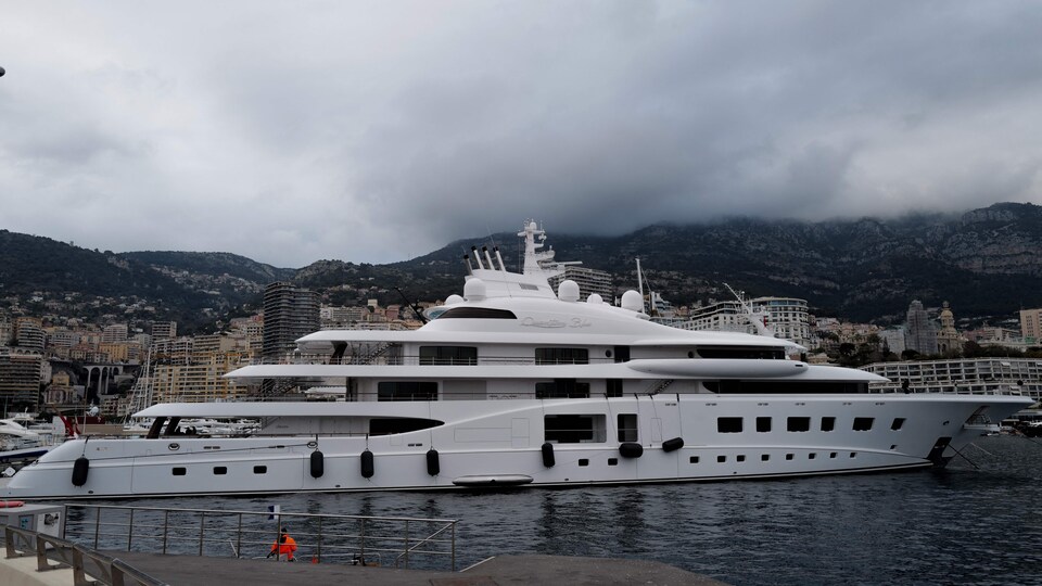 Le yacht Quantum Blue à Monaco.
