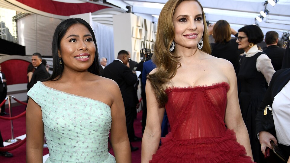 Les deux femmes sourient.