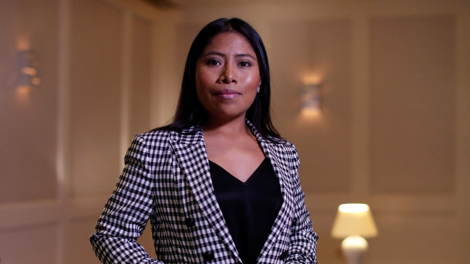 La comédienne mexicaine Yalitza Aparicio, sélectionnée aux Oscars dans la catégorie de la meilleure actrice pour Roma, pose devant les photographes.