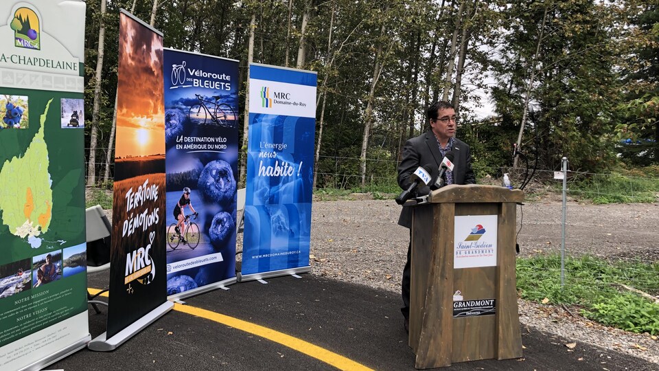 Yanick Baillargeon prend la parole durant une conférence de presse.