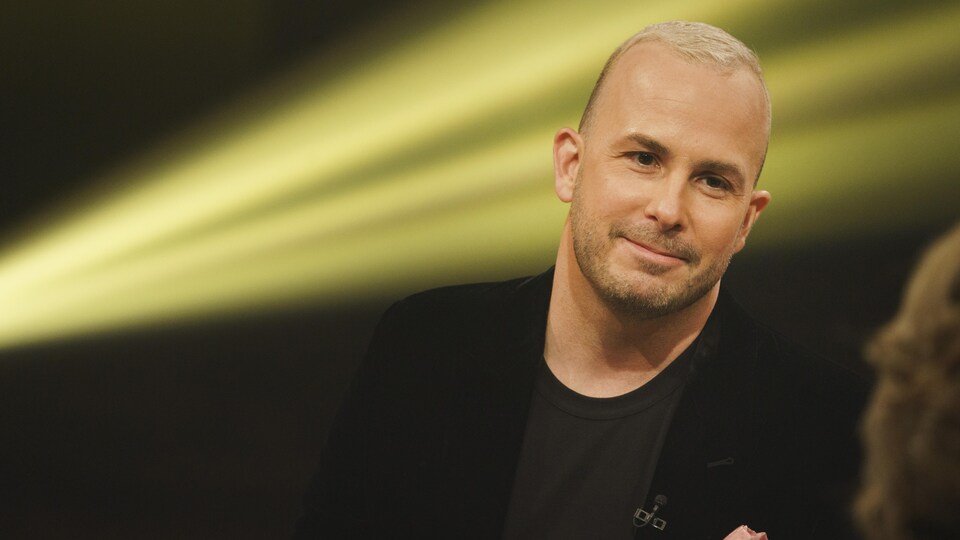 Yannick Nézet-Séguin sur un plateau de télévision.