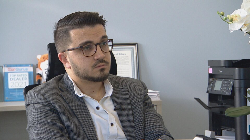 Yasin Guzeltas est assis dans son bureau.