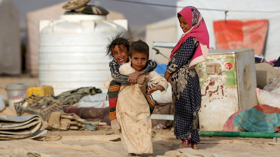 Des enfants dans un camp de réfugiés.