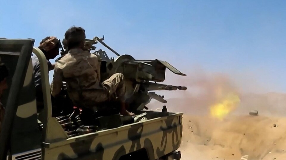 Des combattants progouvernement yéménite soutenu par l'Arabie saoudite font feu contre les forces rebelles houthis dans la région d'al-Kassara, au nord-ouest de Marib.