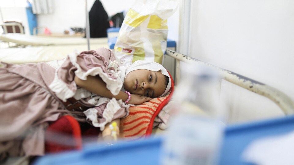 Une fillette étendue dans un hôpital, au Yémen.