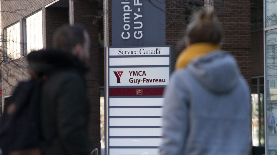 Des gens devant l'entrée du YMCA du complexe Guy Favreau.