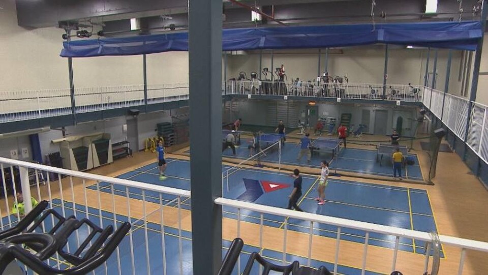 Des membres du YMCA jouent au badminton et au ping-pong.