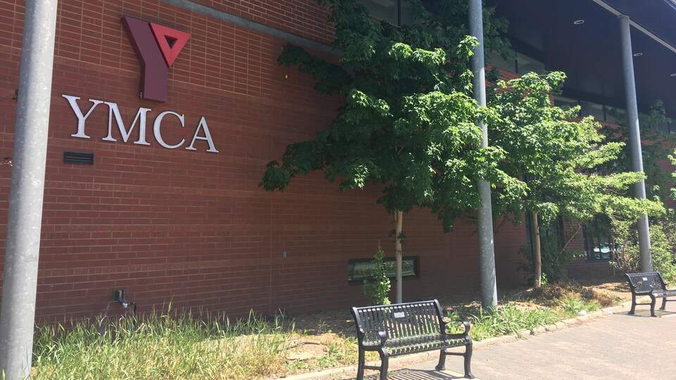 La devanture du YMCA de Sudbury est marquée du logo.